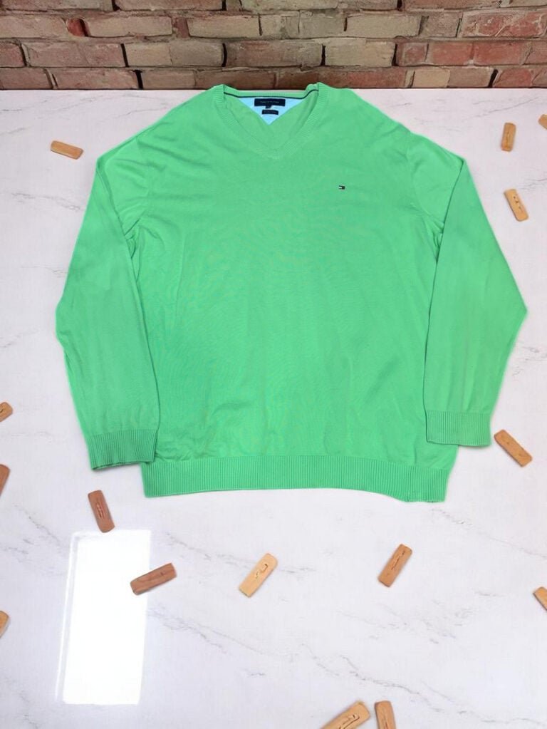 Suéter vintage en color verde, estilo clásico y cómodo.