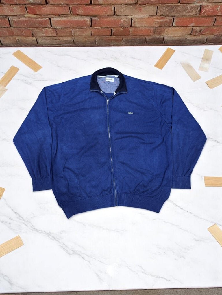 Chaqueta vintage azul con cremallera y cuello alto, ideal para estilo retro y casual.
