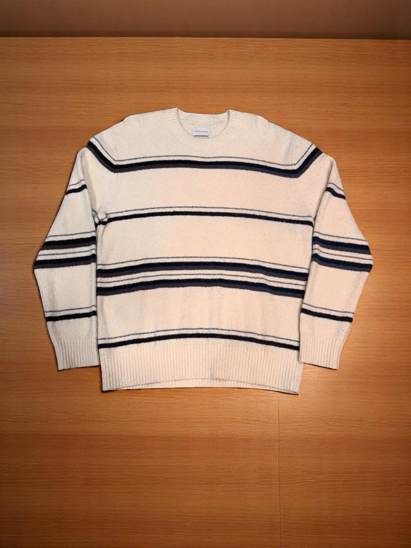 Ropa y cuero vintage: suéter de rayas en tonos neutros, estilo clásico y atemporal.