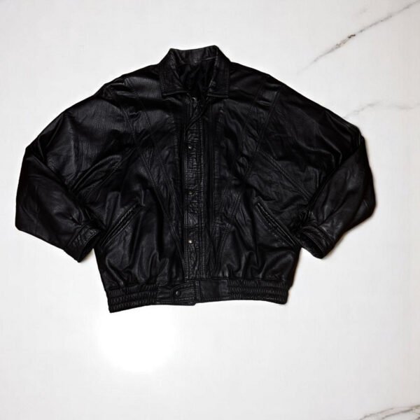 Chaqueta de cuero vintage negra, estilo clásico y elegante, perfecta para outfits casuales y formale.