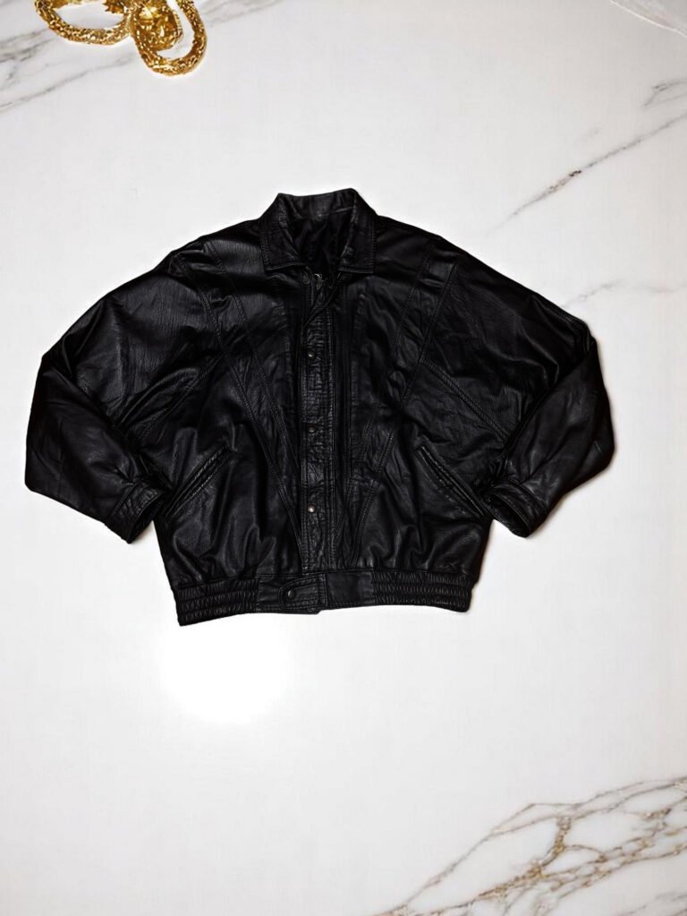 Chaqueta de cuero vintage negra, estilo clásico y elegante, perfecta para outfits casuales y formale.