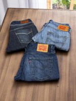 Tres pares de jeans Levi's vintage en diferentes estilos y lavados, perfectos para un look clásico y.