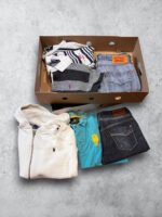 Ropa vintage de cuero y algodón, incluyendo camisetas, jeans y sudaderas en estilo clásico y retro.