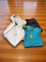 Ropa vintage de calidad: sudadera, jeans y polo en excelente estado. Perfecta para amantes de la mod.