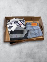 Ropa vintage de cuero y algodón en caja, estilo clásico y retro.