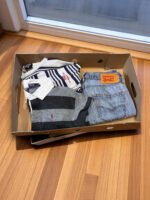 Ropa y cuero vintage en caja sorpresa, estilo retro y clásico.
