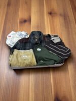 Ropa vintage y cuero en caja misteriosa, estilo único y calidad en prendas de segunda mano. Perfecto.