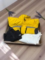 Chaqueta amarilla y ropa vintage en caja de misterio premium para amantes de la moda retro.