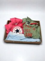 Ropa y cuero vintage en caja misteriosa, prendas únicas y de calidad para amantes de la moda retro.