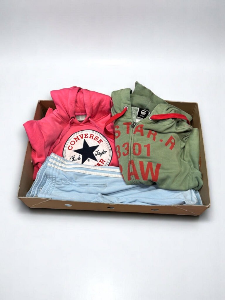 Ropa y cuero vintage en caja misteriosa, prendas únicas y de calidad para amantes de la moda retro.