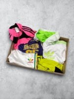 Conjunto de ropa deportiva vintage con sudadera, pantalones y accesorios de cuero y tela en colores.