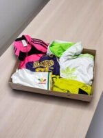 Ropa deportiva y de cuero vintage en caja sorpresa, ideal para amantes de la moda retro y única.