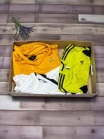 Ropa y cuero vintage: ropa deportiva en caja, camisetas y pantalones en estilo vintage.