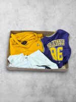 Vestimenta vintage de cuero y ropa deportiva en caja.