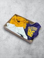 Ropa vintage de cuero y algodón en caja, estilo retro y casual.