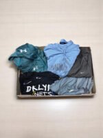 Ropa y cuero vintage: ropa deportiva de calidad en caja, incluyendo sudaderas y pantalones en estilo.
