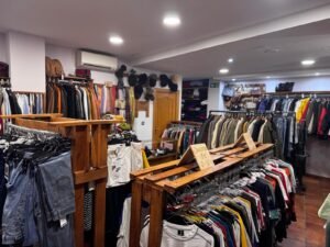 Ropa y cuero vintage en tienda de segunda mano con estilo único y auténtico.