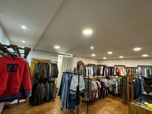 Ropa y cuero vintage, prendas únicas y de calidad en tienda especializada.