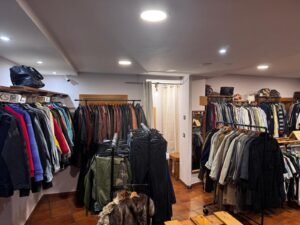 Vestimenta de cuero y ropa vintage en tienda especializada.