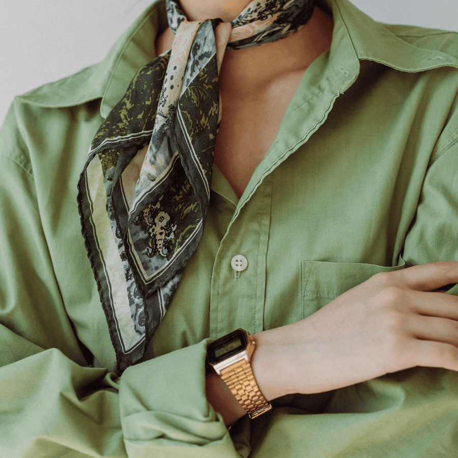 Mujer con ropa vintage de cuero y accesorios en estilo clásico y sostenible.