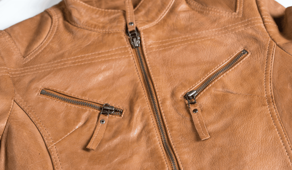 Chaqueta de cuero vintage con cremalleras y detalles clásicos.