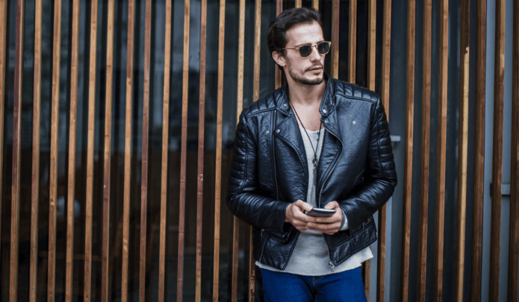 Hombre con chaqueta de cuero estilo motero y boho chic, look casual y moderno.