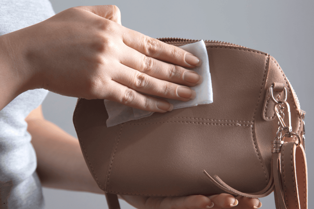 Limpieza y cuidado de bolsos de cuero vintage.