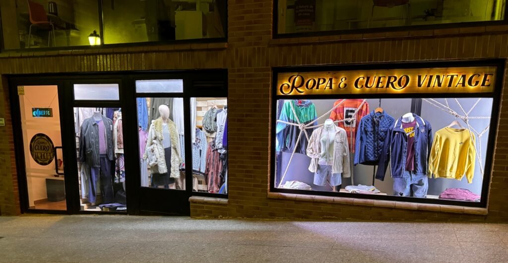Ropa y cuero vintage en tienda con prendas únicas y de calidad.