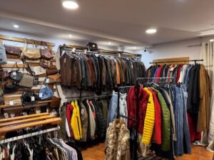 Chaqueta de cuero vintage, accesorios y ropa de segunda mano en tienda de ropa retro.