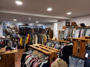 Ropa y cuero vintage en tienda con estilo retro y clásico.