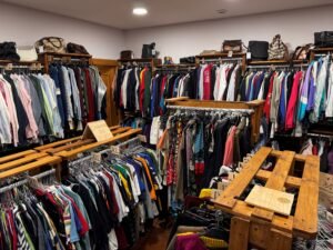 Vestimenta vintage de cuero y ropa clásica en tienda de segunda mano.