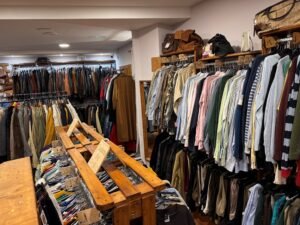 Vestido de cuero vintage y ropa de segunda mano en tienda especializada.