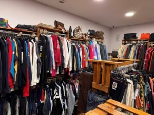 Vestuario vintage de cuero y ropa clásica en tienda.