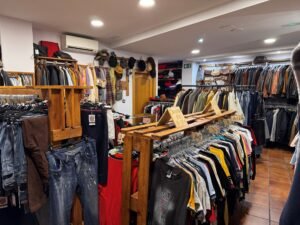 Ropa y cuero vintage en tienda con estilo retro y clásico, variedad de prendas y accesorios de calid.