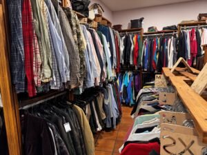 Ropa y cuero vintage en tienda con variedad de prendas y accesorios únicos.