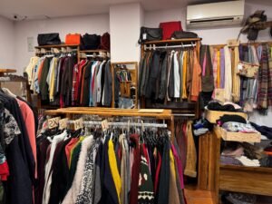 Vestimenta vintage de cuero y tejidos en tienda especializada.