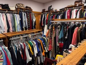 Ropa y cuero vintage en excelente estado en tienda especializada.
