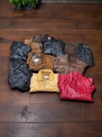 Conjunto de ropa y cuero vintage en diferentes colores y estilos para revendedores.