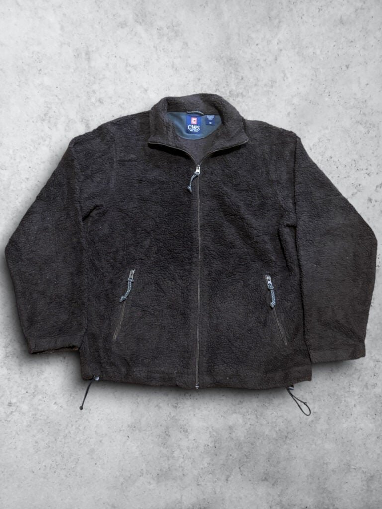 Chaqueta de forro polar Chaps, ideal para clima frío, con cierre frontal y bolsillos.